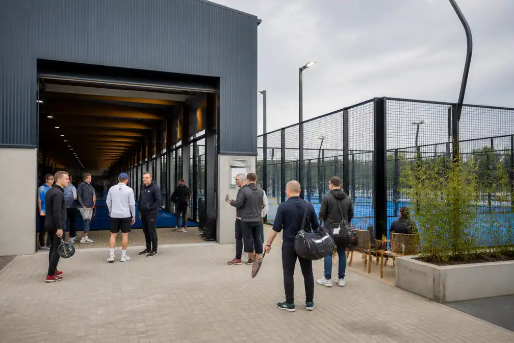 Padelhal in Hengelo opent ondanks verbod van gemeente: 'Laat ze maar komen'