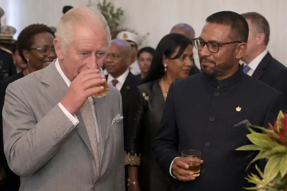 Koning Charles drinkt Guyanese rum op receptie in Guyana