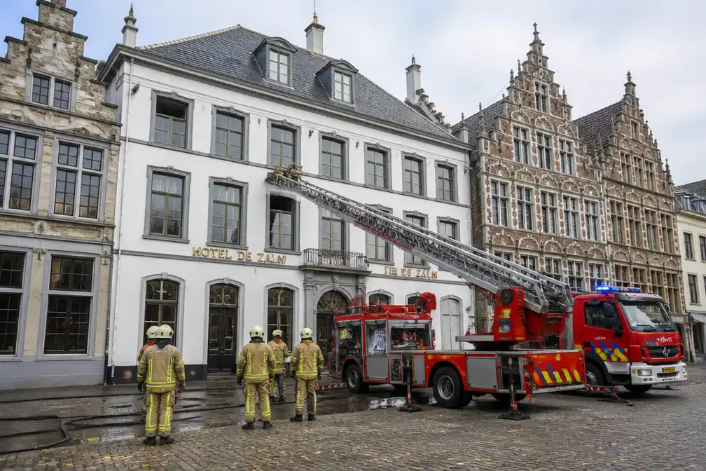 Medewerker blust brand in spouwmuur van hotel De Zalm in Herentals