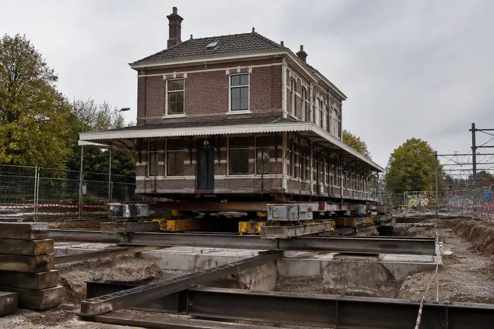 Monumentaal station Vught halverwege verplaatsing van 13,6 meter