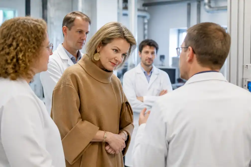 Koningin Mathilde bezoekt VITO in Mol als voorbereiding op economische missies