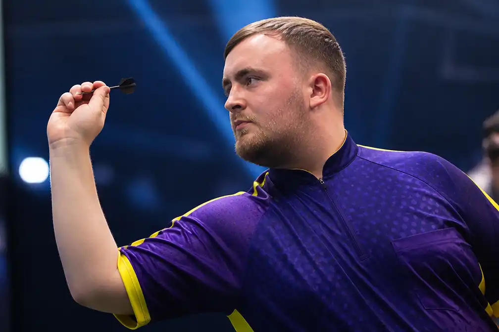 Luke Littler treft 24 amateurs in Netflix-dartsshow om 586.000 euro