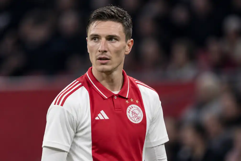 Steven Berghuis terug in Ajax-selectie voor duel met AZ na zes weken kuitblessure