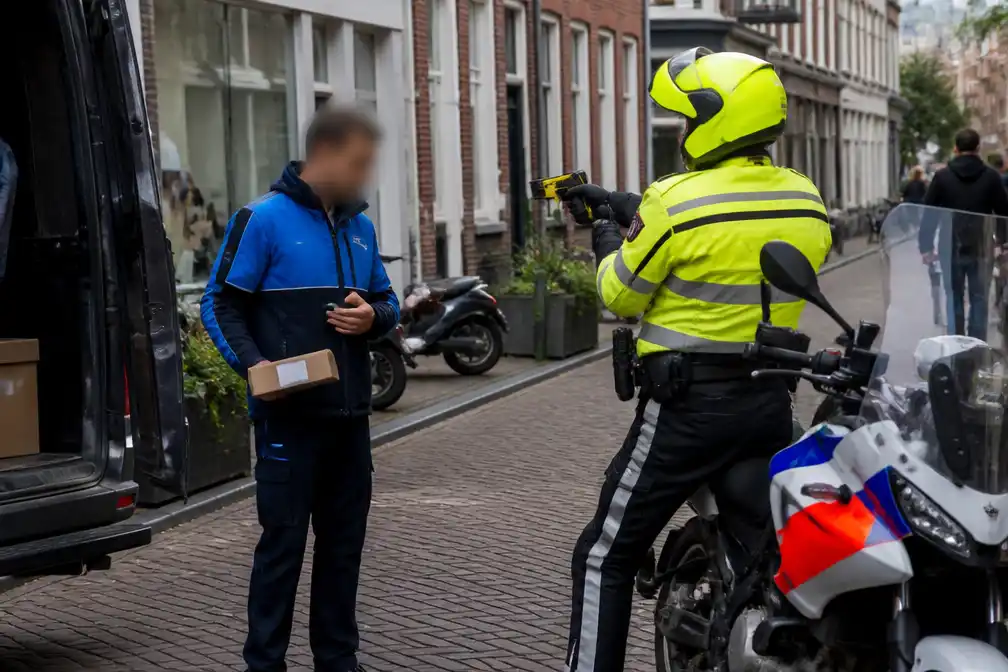 GLS 'ontdaan' na taseren bezorger door motoragent in Amsterdamse Runstraat