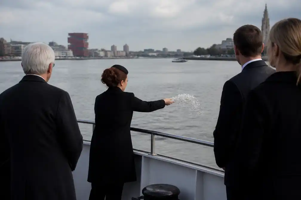 Antwerpen biedt asverstrooiing op de Schelde aan vanaf 2.500 euro