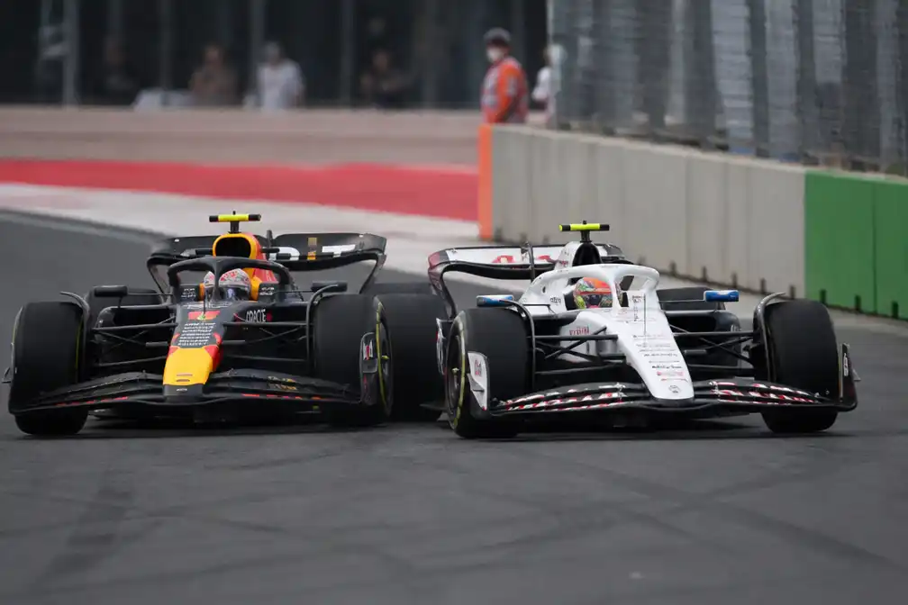 Verstappen en Lawson krijgen allebei één plaats gridstraf na aanvaring in Mexico