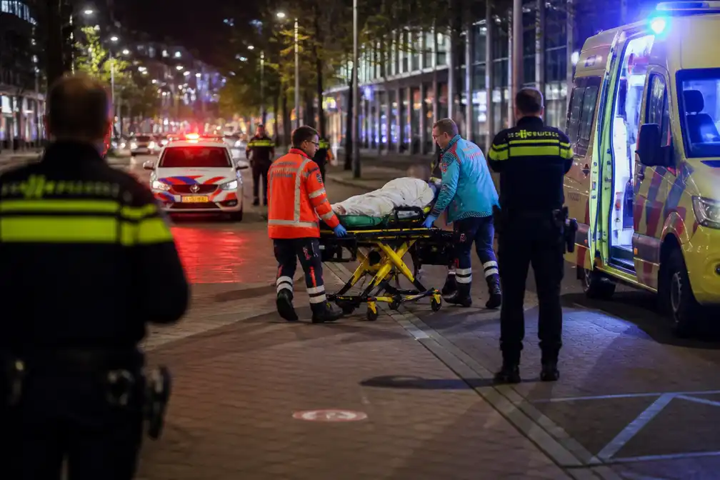 Man neergeschoten in centrum Rotterdam en met spoed naar ziekenhuis