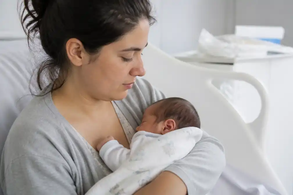 Twaalf dagen oude baby overlijdt in Argentinië door vallende avocado