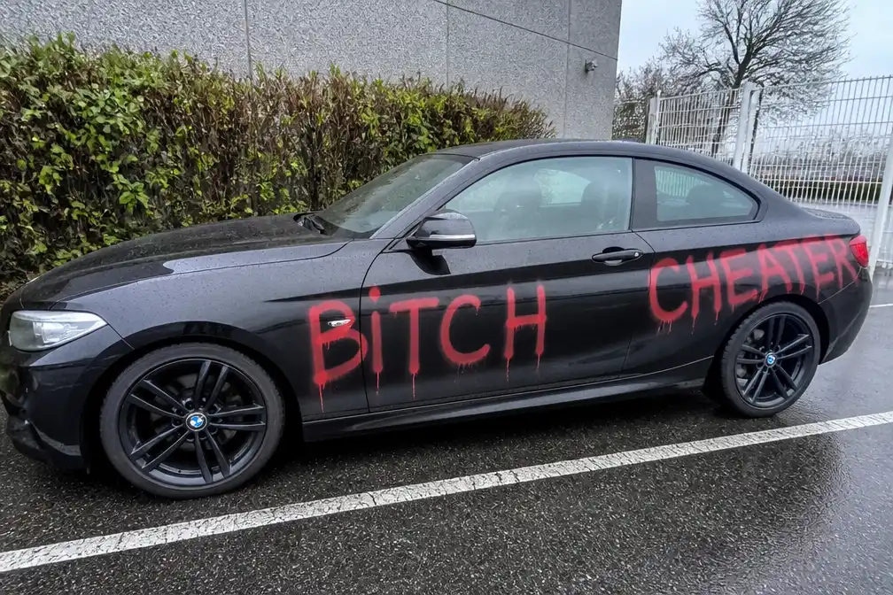 BMW met 'bitch' en 'cheater' rijdt rond in West-Vlaanderen: 'gewoon een grap voor Halloween'