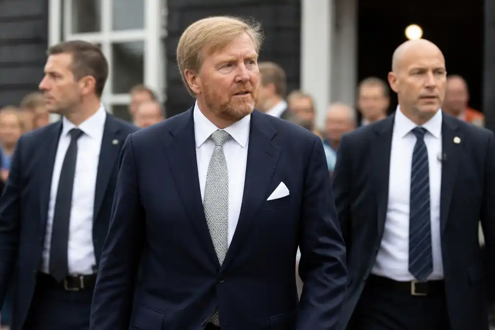 Koning Willem-Alexander weer op pad na schrikmoment in Ursem