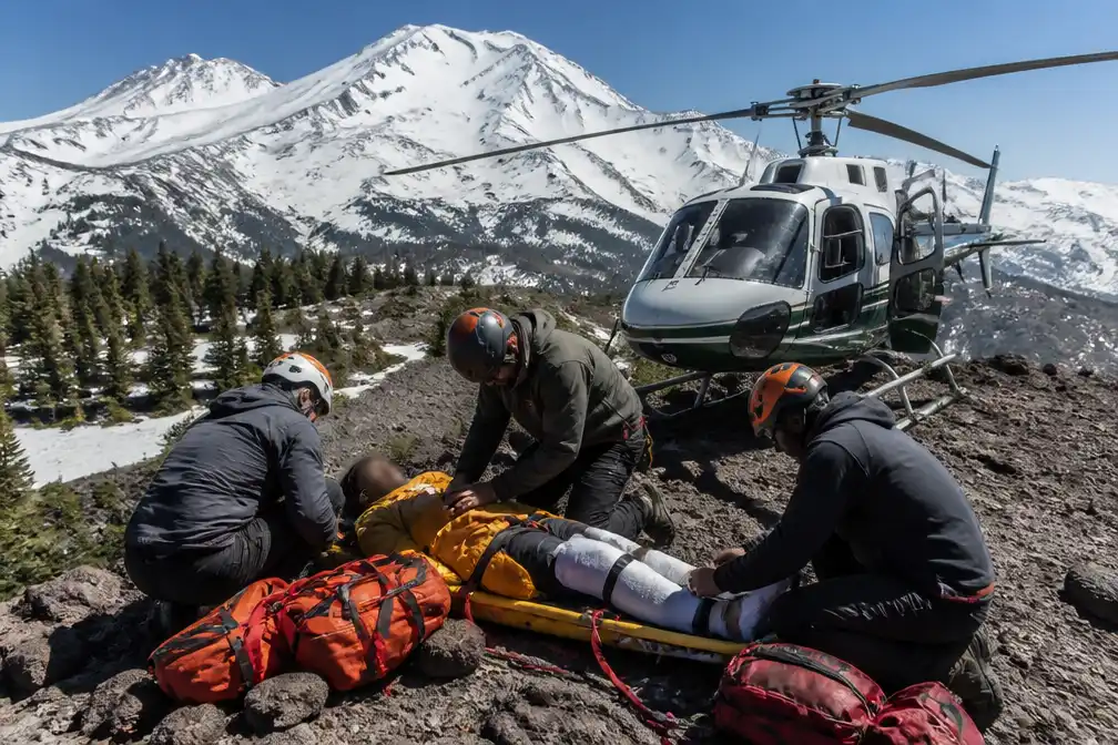 Onervaren klimster overleeft val van 457 meter op Mount Shasta met lichte verwondingen