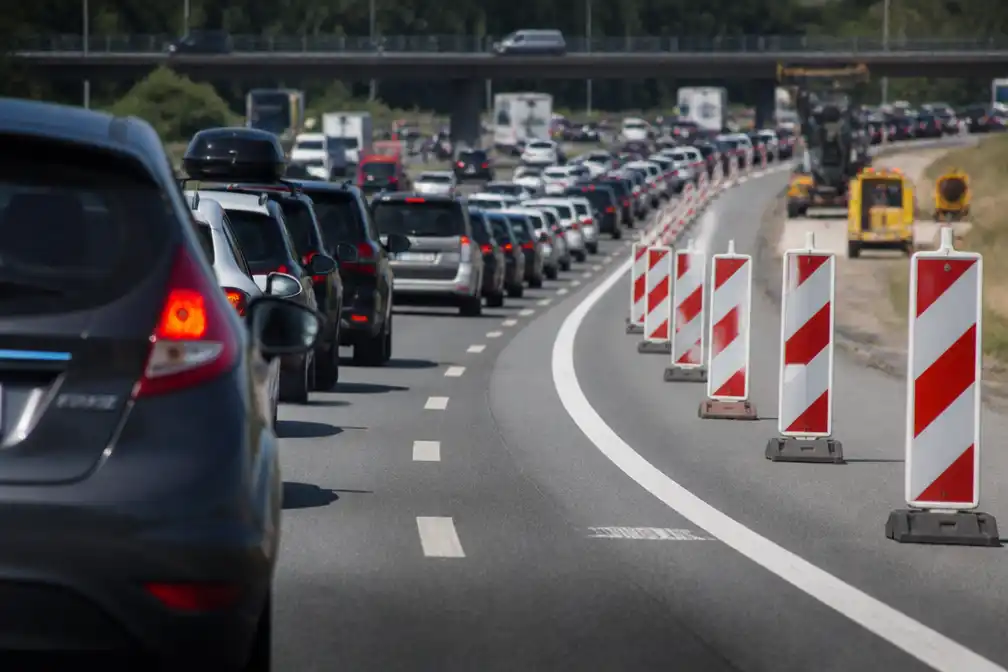 Rijkswaterstaat waarschuwt voor drukke spits op drie vrijdagen door start zomervakantie en werkzaamheden