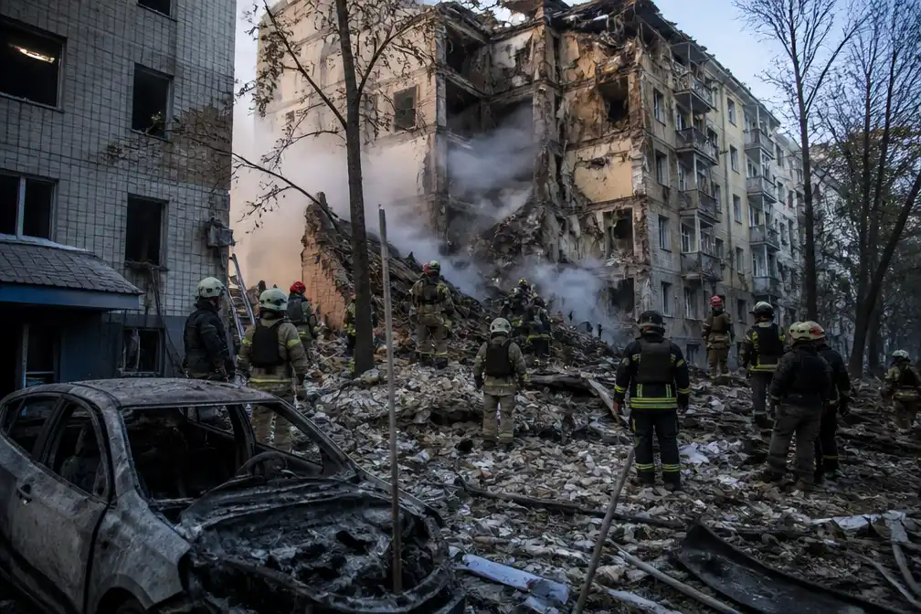 Russische raketten en drones treffen Kyiv, minstens vijf gewonden en gebouwen in brand
