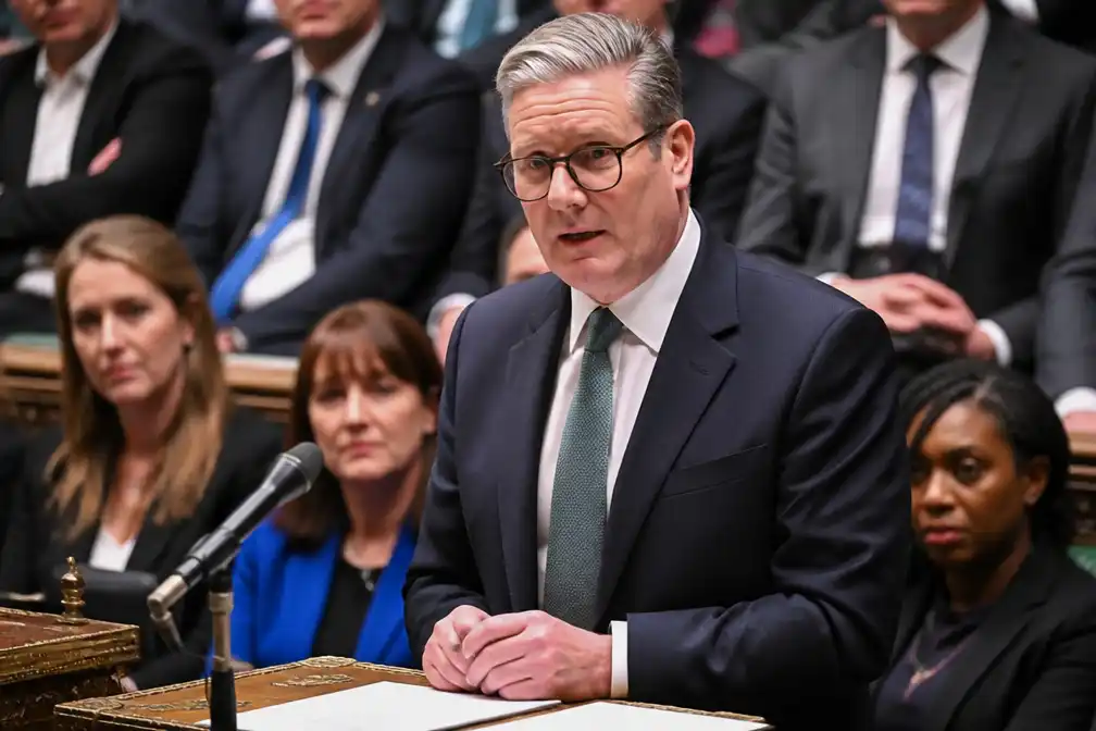 Britse premier Starmer biedt excuses aan voor gedwongen afstand 185.000 baby's (1949-1976)