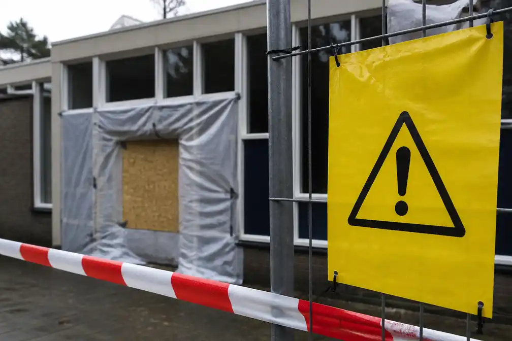 Asbest in Apeldoornse noodopvang dwingt asielzoekers tot verhuizing