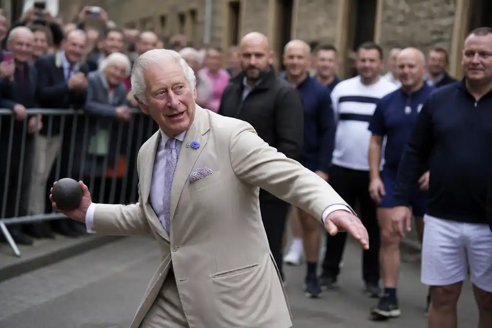 Koning Charles neemt deel aan historisch handbalspel in Jedburgh
