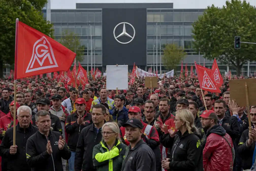 Mercedes-werknemers protesteren tegen bezuinigingen en banenverlies in heel Duitsland