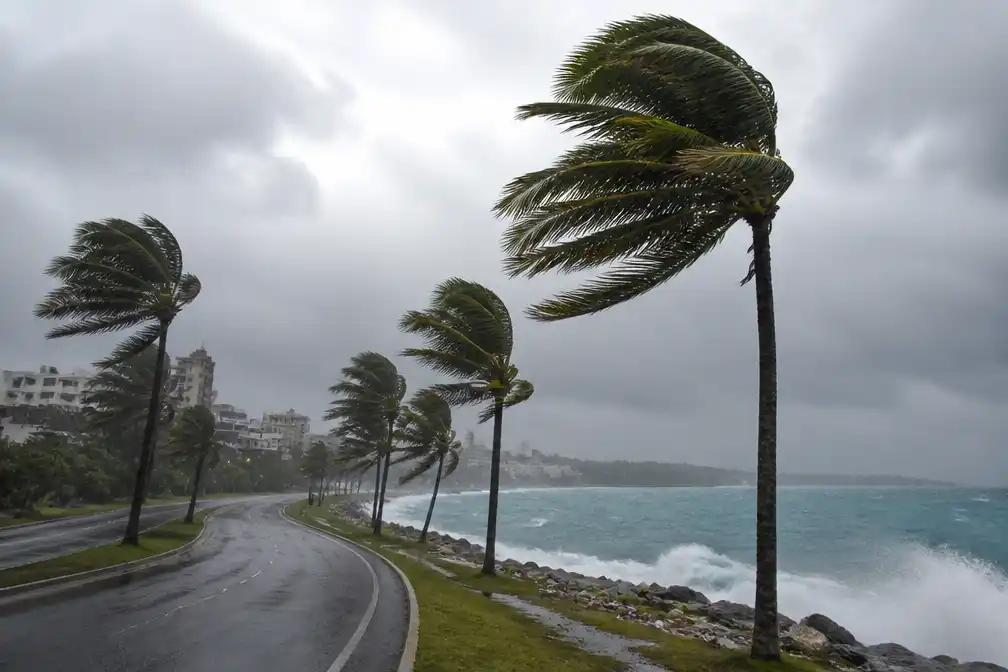 Tyfoon Bavi dreigt uit te groeien tot supertyfoon en nadert Guam en Noordelijke Marianen