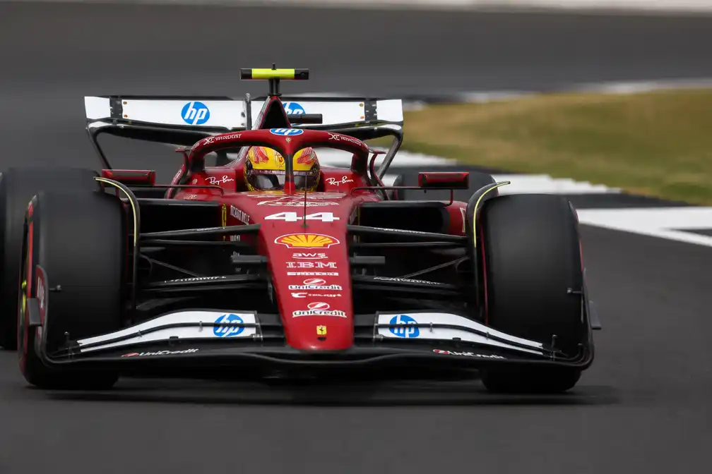Hamilton pole voor sprintrace Silverstone, Verstappen derde
