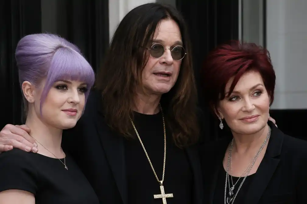 Kelly Osbourne steunt moeder op dag van 46e trouwdag zonder Ozzy