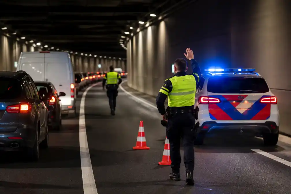 Loslopende hond zorgt voor afsluiting Drechttunnel en politieachtervolging