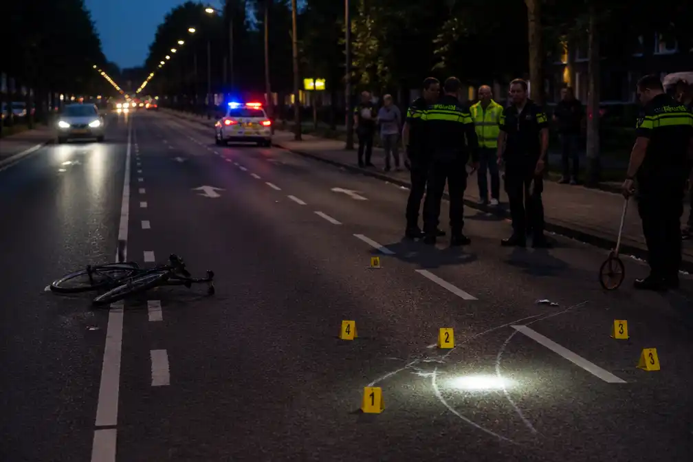 Fietser meegesleurd in Enschede na aanrijding, automobilist gevlucht