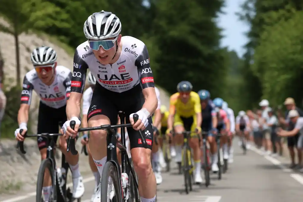 Vroege aanval Pogacar in Tour de France roept strategische vragen op