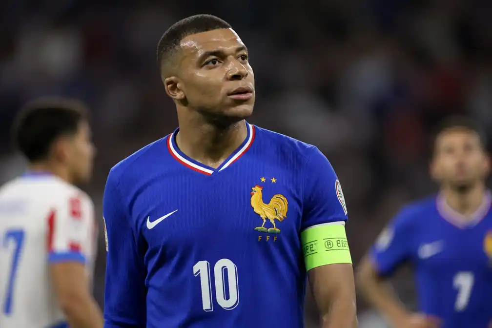 Kylian Mbappé reageert op racistische uitlatingen Paraguayaanse senator; Franse bond stapt naar rechter
