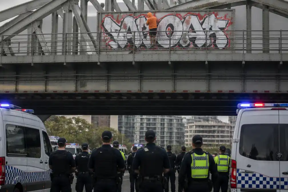Graffitikunstenaar legt Australische brug plat uit protest tegen belastingen, politie in impasse
