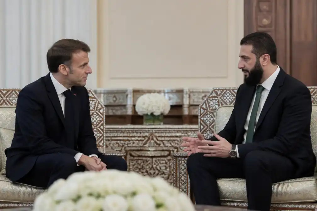 Macron ontmoet Syrische president al-Sharaa in Damascus na twee explosies