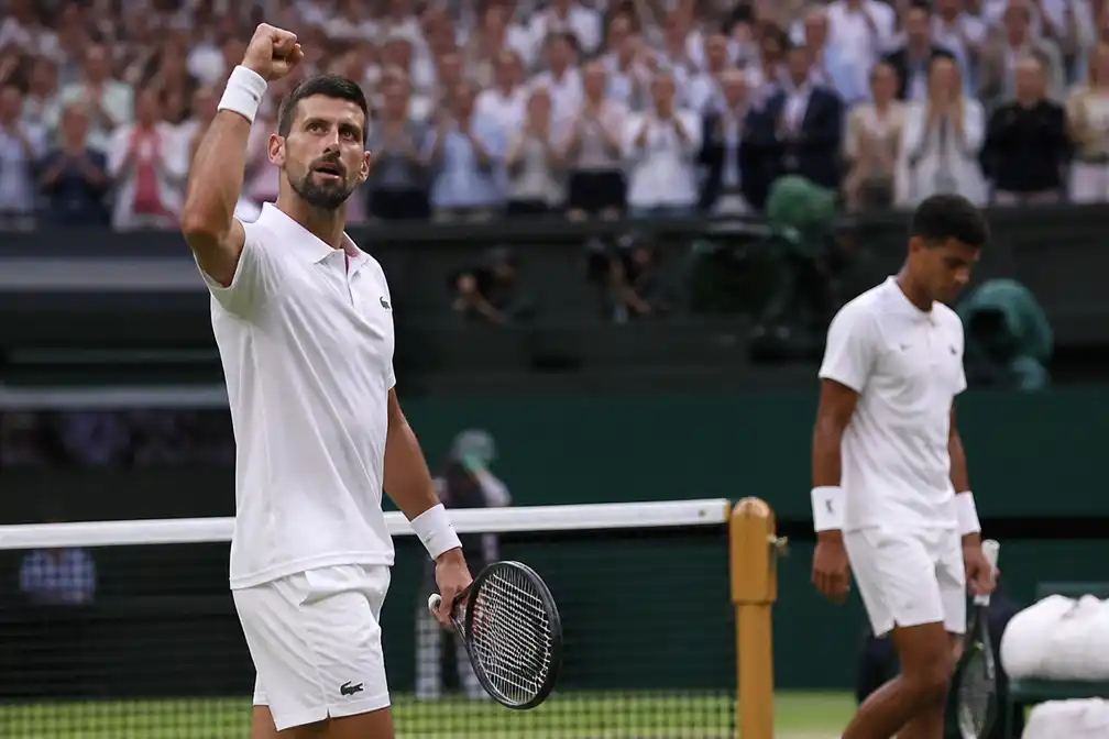 Djokovic verslaat Auger-Aliassime in vijfsetter en treft Sinner in halve finale Wimbledon