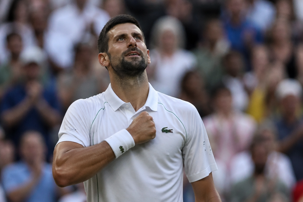 Djokovic overleeft vijfsetter tegen Auger-Aliassime op Wimbledon en bereikt halve finale