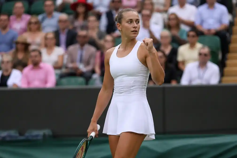 Marta Kostjoek voor het eerst in halve finales Wimbledon na zege op Paolini
