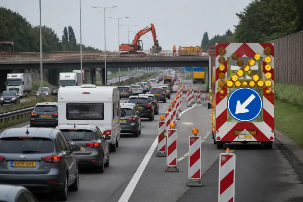 Rijkswaterstaat waarschuwt voor zomerse verkeershinder op elf trajecten