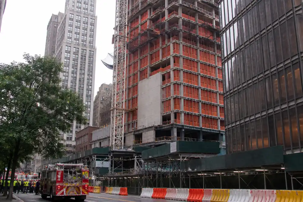 Wiebelende wolkenkrabber Manhattan gestabiliseerd, zegt burgemeester