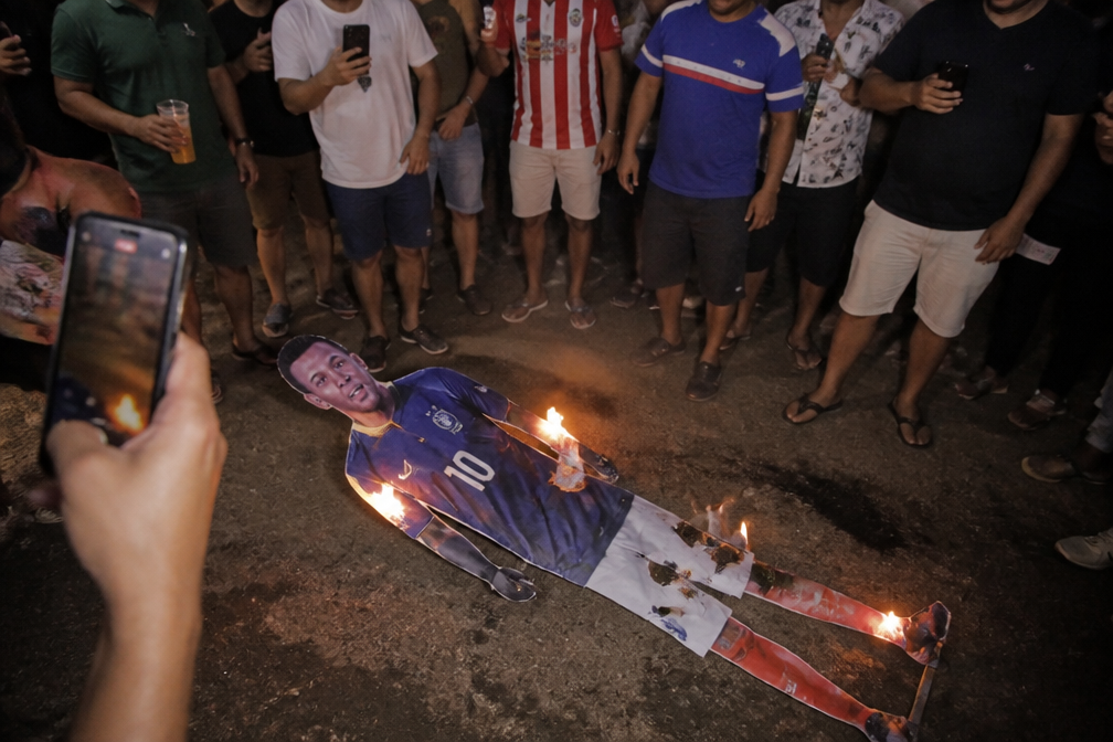 Paraguayanen verbranden pop van Mbappé na WK-ruit; Frankrijk veroordeelt racisme