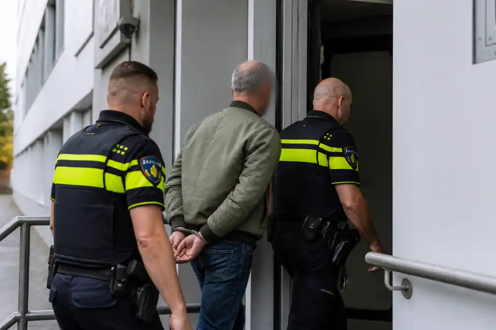 Meer politiegegevens gevonden op telefoon van oud-wijkagent; aanslag in gevangenis gevreesd