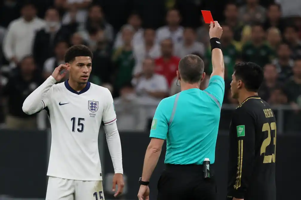 Jarell Quansah twee duels geschorst na rood tegen Mexico