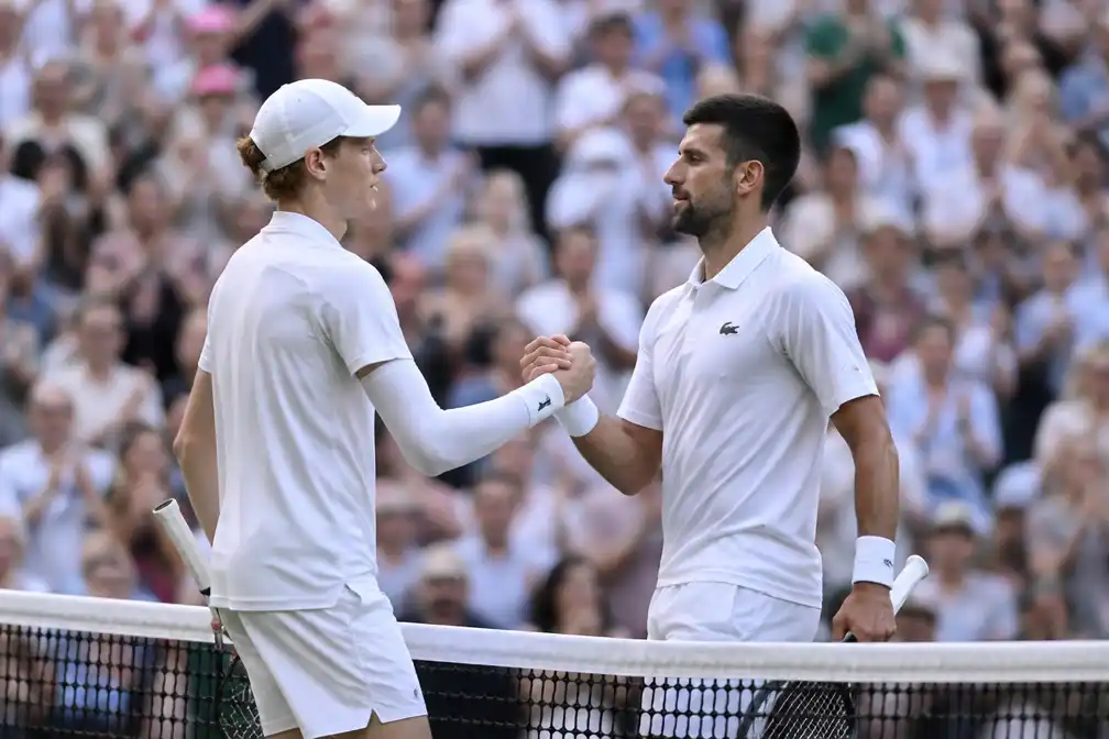 Sinner verslaat Djokovic in halve finale Wimbledon, staat in finale tegenover Zverev