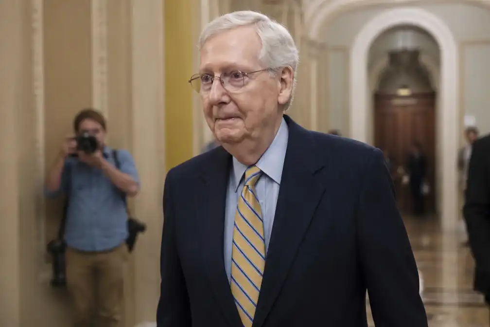 Mitch McConnell geeft teken van leven na val, keert nog niet terug naar Senaat