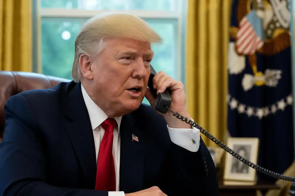 Trump zinspeelt op Amerikaanse controle over Straat van Hormuz en dreigt Iran