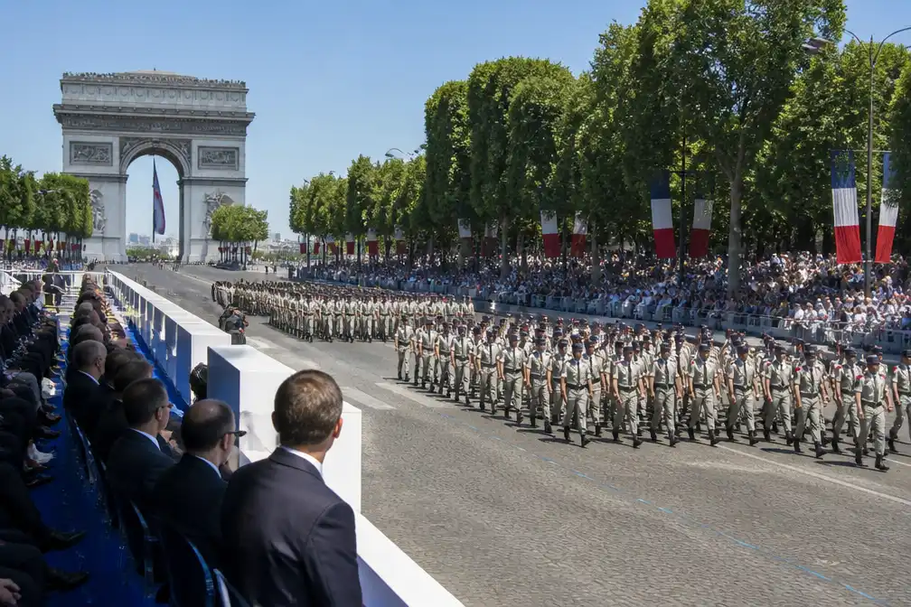 Frankrijk viert nationale feestdag met recordgrote militaire parade