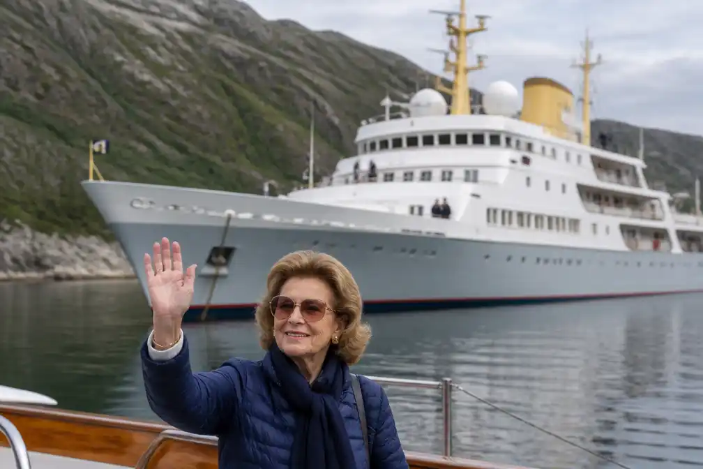 Noorse koningin Sonja vaart nabij Russische grens op koninklijk schip