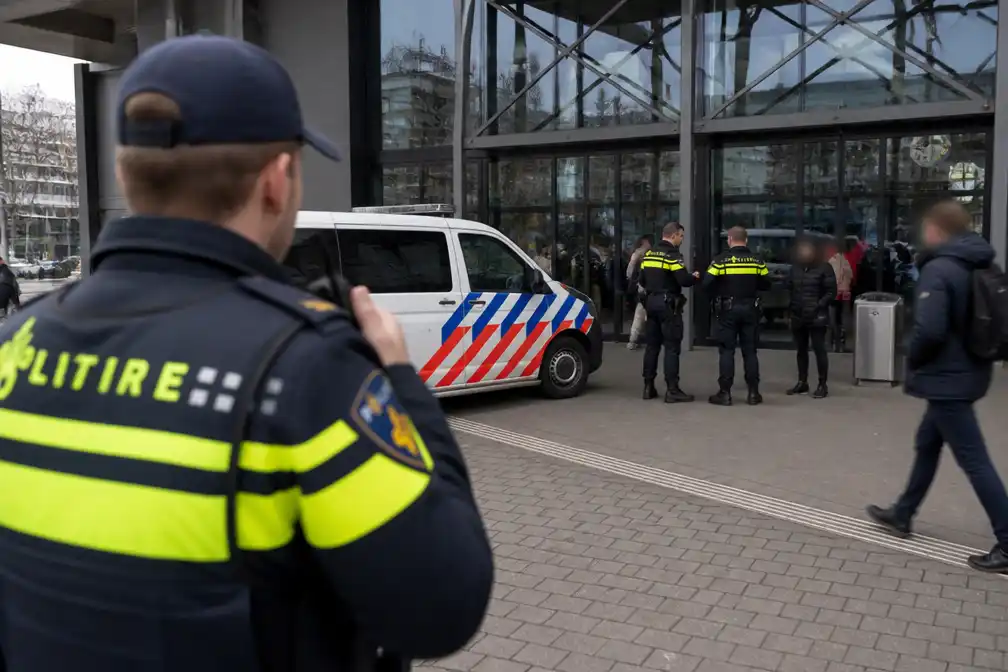 Man verliest tanden na weigeren sigaret bij beroving station Amsterdam Sloterdijk