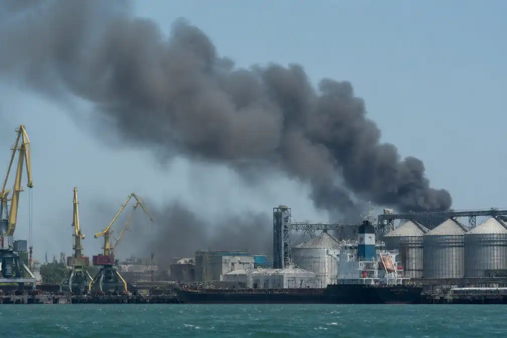 Drie doden bij Russische aanvallen op schepen in Zwarte Zee en haven Odesa