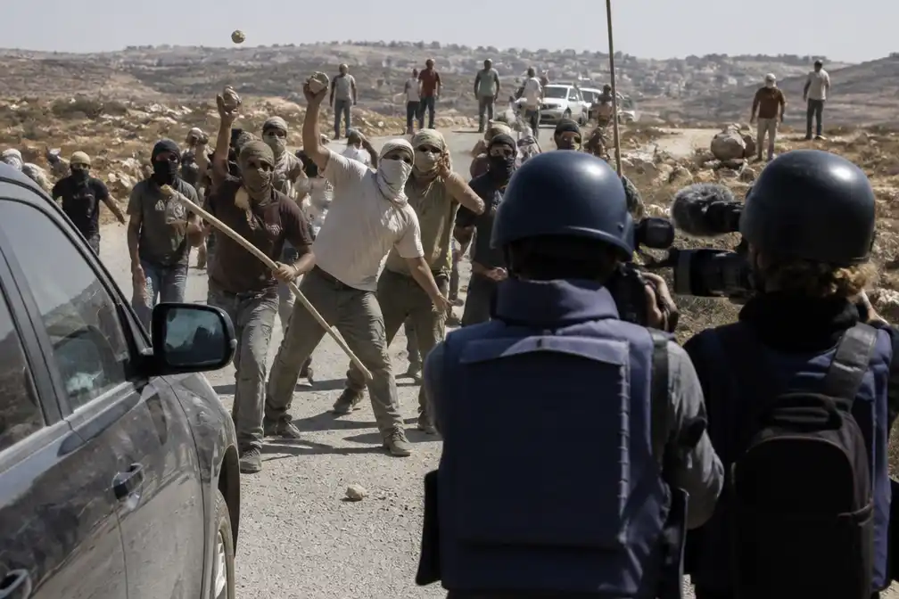 Israëlische kolonisten vallen CNN-journalisten en Palestijnse man aan op Westelijke Jordaanoever