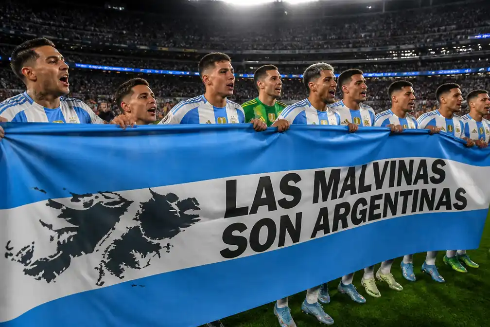 VK eist FIFA-onderzoek na Falkland-spandoek van Argentijnse spelers op WK