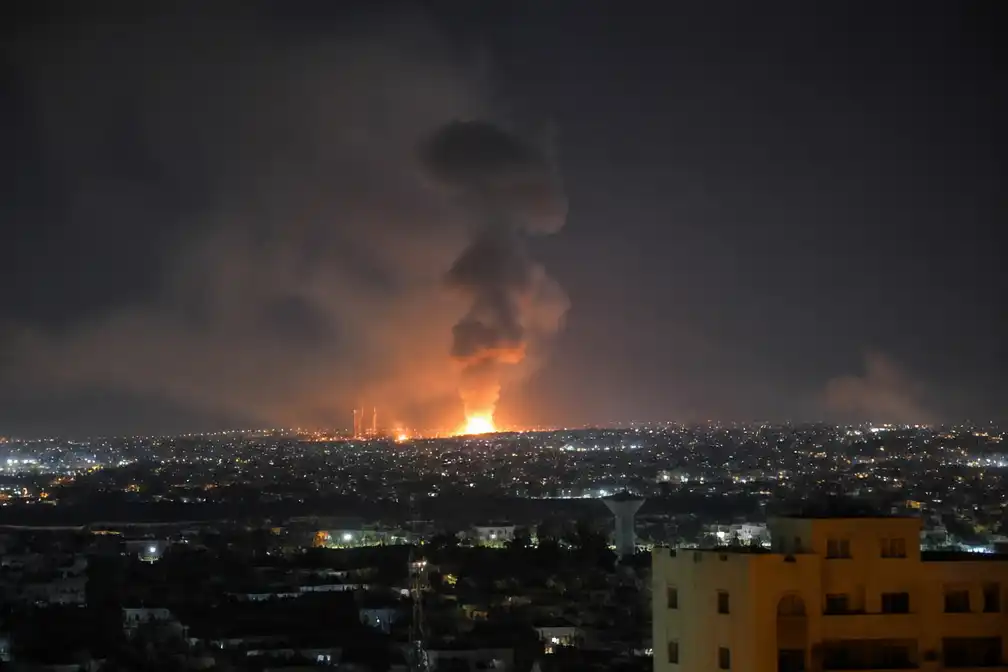 VS valt Iran voor zevende nacht op rij aan; brandende tankers bij Hormuz
