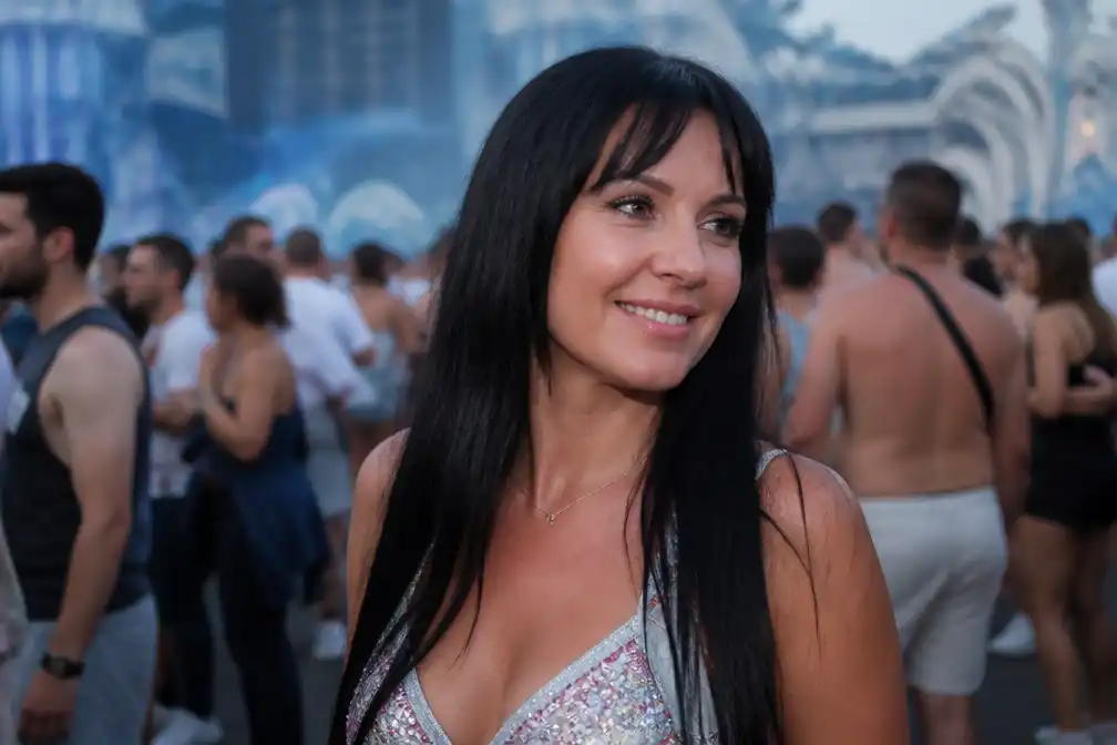 Kathleen Aerts draagt derde pruik in drie dagen op Tomorrowland