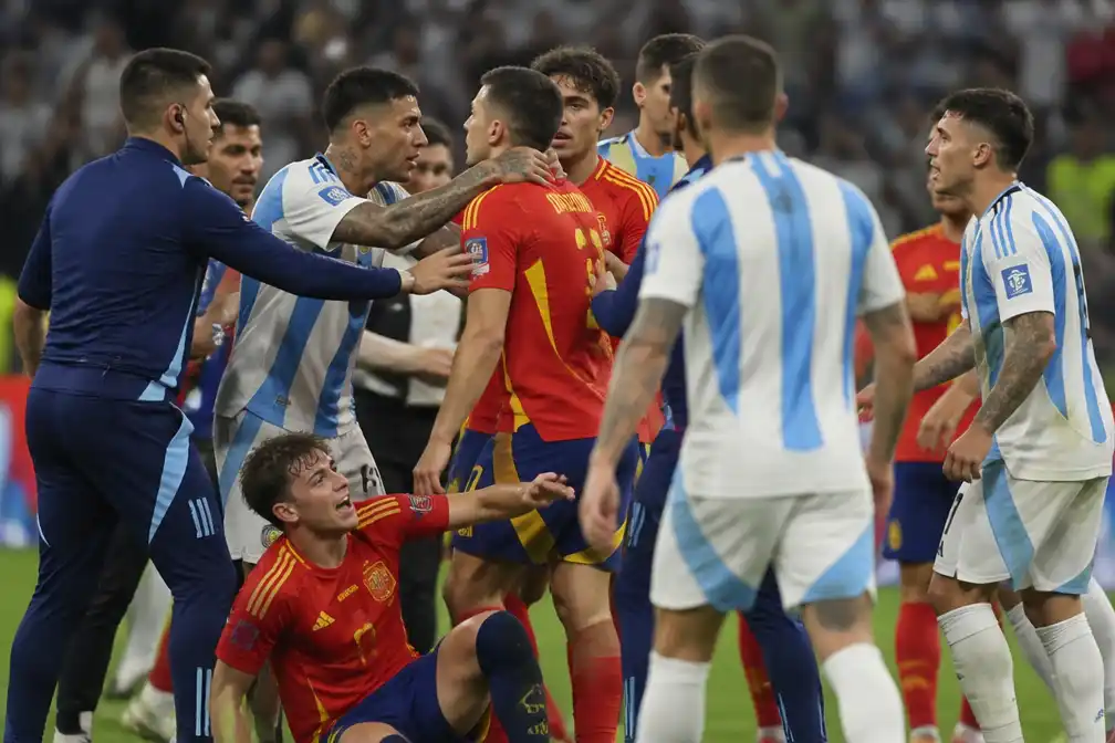 Leandro Paredes grijpt Spanjaarden bij de nek en duwt Gavi na WK-finale
